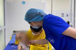 Cắn vỡ nhiệt kế, cháu bé 3 tuổi phải nhập viện cấp cứu
