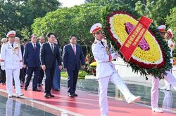 Lãnh đạo Đảng, Nhà nước dâng hương tưởng niệm các anh hùng liệt sĩ
