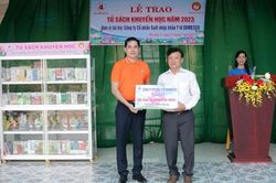 Đồng Tháp: Trao tủ sách khuyến học tặng Trường Trung học cơ sở Võ Trường Toản