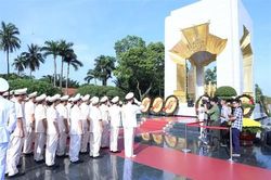 Đoàn đại biểu Bộ Công an dâng hương tưởng niệm các anh hùng liệt sỹ