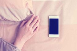 Những tác hại của việc để điện thoại bên cạnh khi ngủ