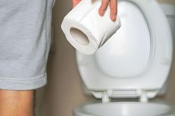 Thói quen gây hại khi đi vệ sinh nhiều người mắc phải