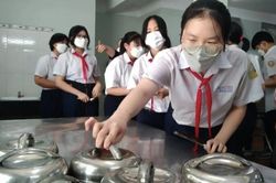 TPHCM áp giá trần 26 khoản thu trong trường học, cấm thu vượt mức