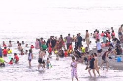 Phú Thọ: Nhiều vụ đuối nước thương tâm, người dân vẫn đổ xô ra bờ sông tắm