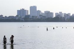 Người dân Thủ đô đổ xô ra Hồ Tây tắm 'giải nhiệt' vì nắng nóng