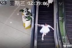 Thót tim với màn bé gái cứu bé trai bị kẹt chân vào thang cuốn