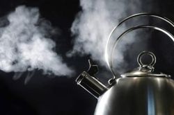 Bắt khẩn cấp kẻ hắt nước sôi vào em dâu đang mang bầu