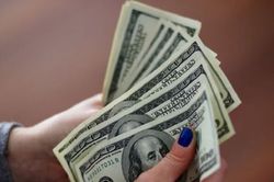 Bản tin tài chính sáng 28/7: Giá vàng giảm, dầu và USD tăng