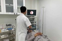 Nam thanh niên bị suy tuyến thượng thận do lạm dụng thuốc xịt mũi