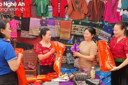 Phiên chợ đưa hàng Việt về nông thôn tại huyện Quế Phong