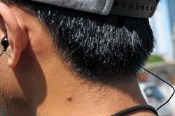 Đeo tai nghe khi đi xe máy bị phạt đến mức nào?