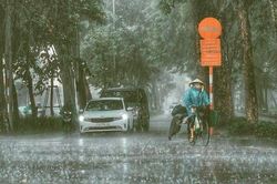 Mưa lớn chính thức đổ bộ miền Bắc, cả nước riêng còn 1 vùng nắng nóng gay gắt