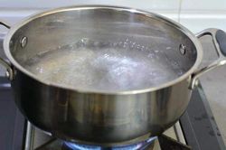 Đổ nước sôi vào em dâu đang mang thai, người phụ nữ bị tạm giữ khẩn cấp