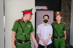 Người nhà cựu thứ trưởng Bộ Ngoại giao: 'Anh Dũng ơi, vì em, vì các con anh cố gắng lên nhé'