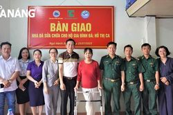 Bàn giao nhà cho gia đình chính sách ở quận Ngũ Hành Sơn