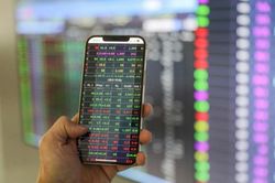 VN-Index tăng 10 điểm, bứt phá lên 1.207 điểm