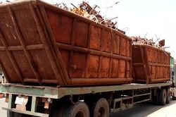 Xe container 'dị dạng' tung hoành trên quốc lộ 51