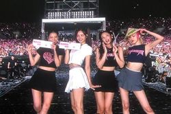 BLACKPINK 'nhập gia tùy tục' trong concert Việt Nam: Nói tiếng Việt, nhảy See Tình siêu cưng