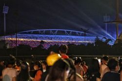 Fans 'không vé' tập trung bên ngoài sân Mỹ Đình để nghe Blackpink hát
