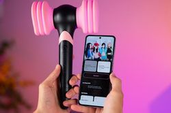 Trên tay chiếc búa Lightstick Blackpink V2