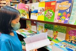Lại tranh cãi chuyện sách giáo khoa: Bộ GD&ĐT không nên 'vừa đá bóng vừa thổi còi'