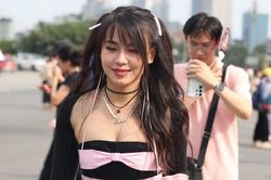 Áo khoét eo, sắc hồng ngập sân Mỹ Đình trước giờ BlackPink biểu diễn
