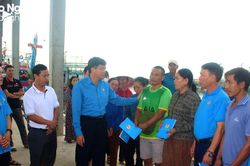Liên đoàn Lao động tỉnh Nghệ An thăm hỏi đoàn viên nghiệp đoàn Nghề cá bị thiệt hại do hỏa hoạn