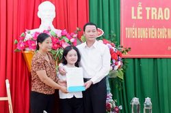 Chủ tịch Thanh Hóa trao quyết định tuyển dụng cô giáo cụt 2 tay
