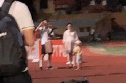 Vợ Duy Mạnh 'bụng bầu vượt mặt' vẫn ra sân cổ vũ chồng
