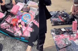 'Hội chợ' BLACKPINK ngay tại Mỹ Đình: Bày bán đủ dạng 'merchaindise' thu hút fan quốc tế, áo mưa cũng chuẩn bị sẵn sàng!