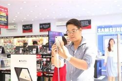 Các 'ông lớn' bán lẻ công nghệ tìm cửa thoát hiểm