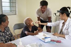 Khám bệnh, cấp thuốc miễn phí cho người cao tuổi