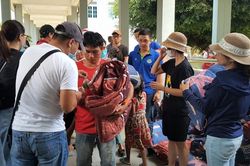 Tặng quà cho 200 trẻ em nghèo và bệnh nhân khó khăn A Lưới