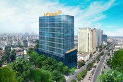 Tỷ lệ nợ xấu tăng lên trong quý II/2023, dư nợ bất động sản của LP Bank chiếm bao nhiêu trong tổng dư nợ?