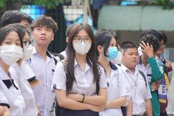 Thành phố Hồ Chí Minh áp giá trần khoản thu trường học, phụ huynh lo thu tối đa