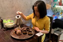 Quán trà đặc biệt khách tự pha, tự rửa ấm chén