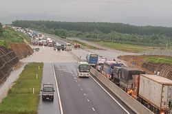 Vì sao cao tốc Phan Thiết - Dầu Giây bị ngập gần 1m?