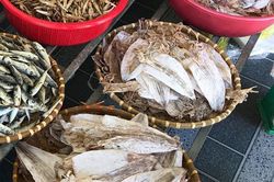 Du lịch Hạ Long mua gì về làm quà?