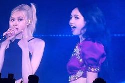 Concert BLACKPINK ngày 2: Khoảnh khắc Lisa hôn má Rosé gây chấn động cõi mạng