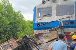 Hà Tĩnh: Sau va chạm với tàu hỏa, xe tải chở gỗ keo gãy đứt đôi