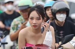 40 cảnh sát giao thông phân luồng, biển người mắc kẹt ở Mỹ Đình, gần như không thể di chuyển