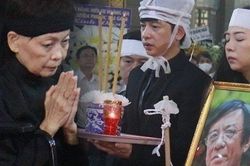 Vợ nhạc sĩ Tôn Thất Lập ngồi xe lăn, nghẹn ngào tại lễ di quan chồng