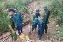 Công an truy quét khu vực đào, đãi vàng sa khoáng trái phép