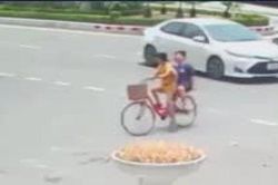 Clip: Xử lý cực đỉnh, tài xế ô tô giúp 2 trẻ nhỏ thoát đại nạn