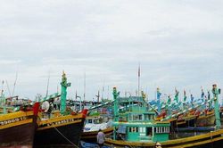 Sóng đánh chìm xuồng, 4 người rơi xuống biển, 1 người mất tích
