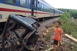 Hà Tĩnh: Va chạm với tàu hỏa, xe tải bị gãy đôi