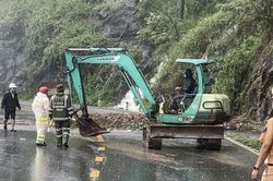 Lâm Đồng: Lực lượng CSGT nỗ lực thông đèo Bảo Lộc do sạt lở