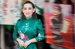 Xuất hiện đám đông ôm ảnh Phi Nhung: Câu chuyện đằng sau khiến ai cũng xúc động