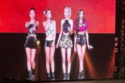 Bất chấp trời mưa, BlackPink tiếp tục bùng nổ đêm diễn cuối cùng, khen phở Việt Nam ngon