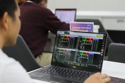 VN-Index hình thành 'sóng tăng trung hạn', hướng đến 1.300 điểm